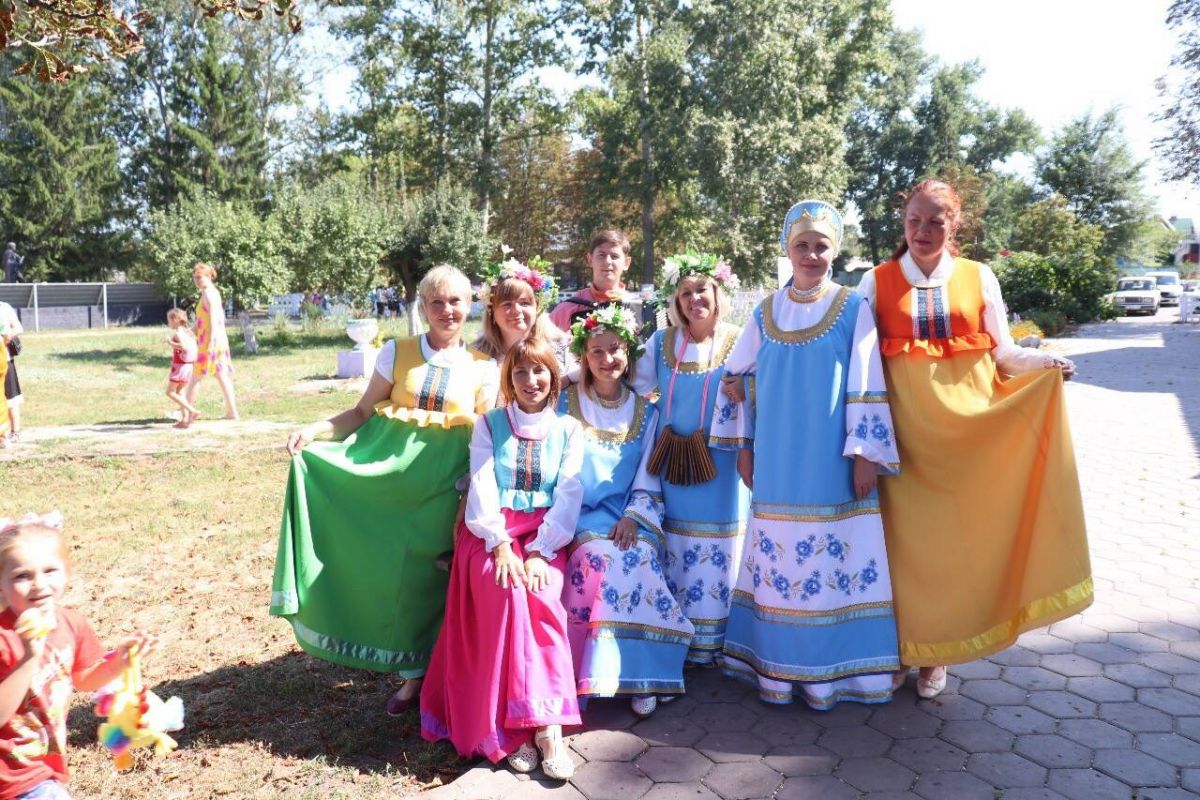 19 августа преподаватели и учащиеся ДШИ с. Федосеевка приняли участие в празднике "Яблочный спас - веселья час"
