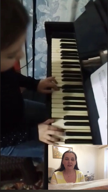 Учащиеся фортепианного отделения с интересом занимаются вместе с преподавателями на дистанционном обучении.