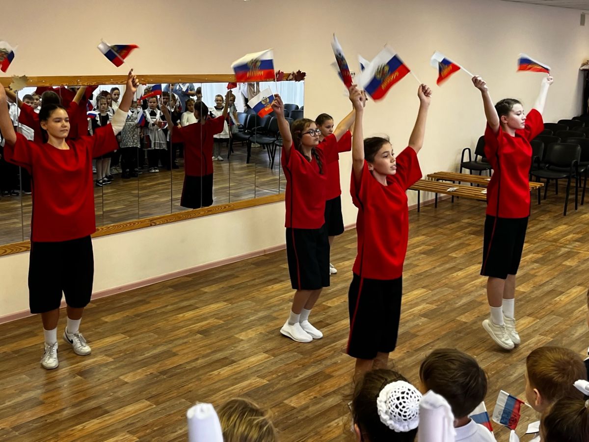 Посвящение учеников начальных классов в «Орлята России»